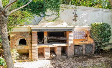 Casa de  6 ambientes con cochera y dependencia en venta en Vicente Lopez