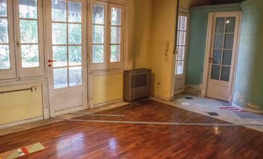 Casa de  6 ambientes con cochera y dependencia en venta en Vicente Lopez