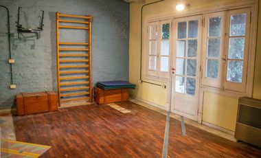 Casa de  6 ambientes con cochera y dependencia en venta en Vicente Lopez