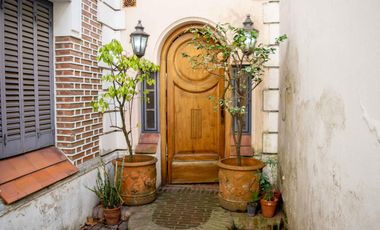 Casa de  6 ambientes con cochera y dependencia en venta en Vicente Lopez