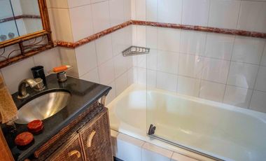 Casa de  6 ambientes con cochera y dependencia en venta en Vicente Lopez