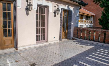 Casa de  6 ambientes con cochera y dependencia en venta en Vicente Lopez