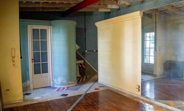 Casa de  6 ambientes con cochera y dependencia en venta en Vicente Lopez