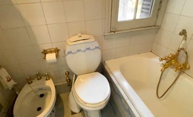 Casa de  6 ambientes con cochera y dependencia en venta en Vicente Lopez