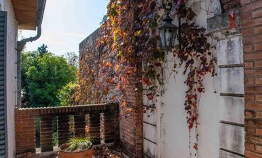 Casa de  6 ambientes con cochera y dependencia en venta en Vicente Lopez