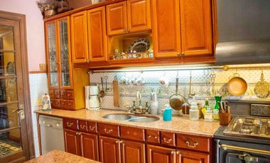 Casa de  6 ambientes con cochera y dependencia en venta en Vicente Lopez