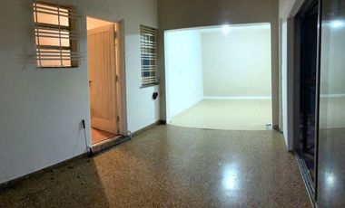 Casa en venta - 2 Dormitorios 1 Baño - Cocheras - 256Mts2 - Berazategui