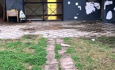 Casa en venta - 2 Dormitorios 1 Baño - Cocheras - 256Mts2 - Berazategui