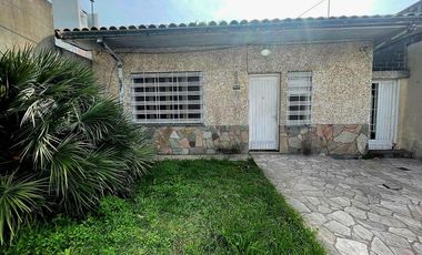 Casa en venta - 2 Dormitorios 1 Baño - Cocheras - 256Mts2 - Berazategui