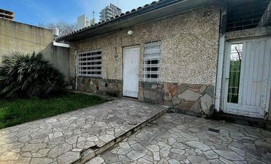 Casa en venta - 2 Dormitorios 1 Baño - Cocheras - 256Mts2 - Berazategui