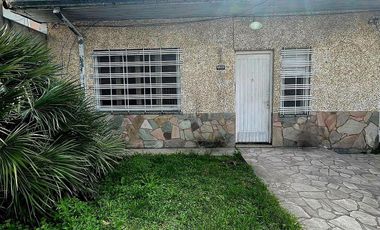 Casa en venta - 2 Dormitorios 1 Baño - Cocheras - 256Mts2 - Berazategui