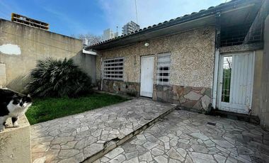 Casa en venta - 2 Dormitorios 1 Baño - Cocheras - 256Mts2 - Berazategui