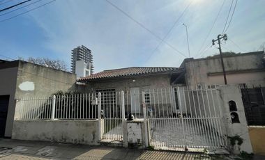 Casa en venta - 2 Dormitorios 1 Baño - Cocheras - 256Mts2 - Berazategui