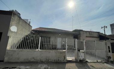 Casa en venta - 2 Dormitorios 1 Baño - Cocheras - 256Mts2 - Berazategui