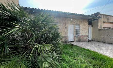 Casa en venta - 2 Dormitorios 1 Baño - Cocheras - 256Mts2 - Berazategui