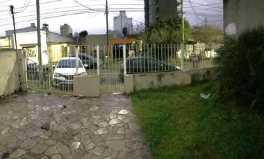 Casa en venta - 2 Dormitorios 1 Baño - Cocheras - 256Mts2 - Berazategui