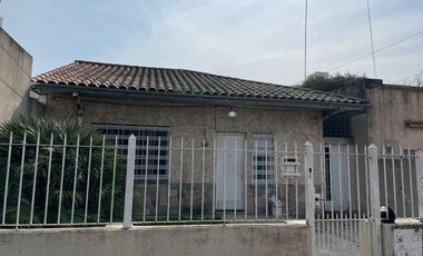 Casa en venta - 2 Dormitorios 1 Baño - Cocheras - 256Mts2 - Berazategui