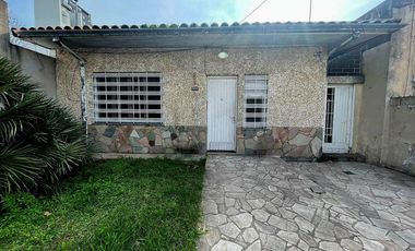 Casa en venta - 2 Dormitorios 1 Baño - Cocheras - 256Mts2 - Berazategui