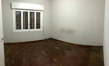 Casa en venta - 2 Dormitorios 1 Baño - Cocheras - 256Mts2 - Berazategui