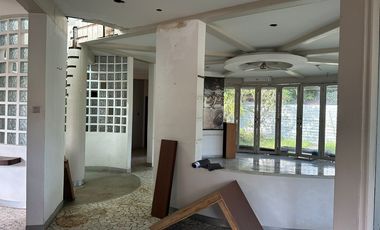 DISEWAKAN VILLA PERLU RENOVASI,LOKASI SENTRAL SEMINYAK