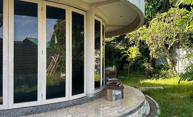 DISEWAKAN VILLA PERLU RENOVASI,LOKASI SENTRAL SEMINYAK