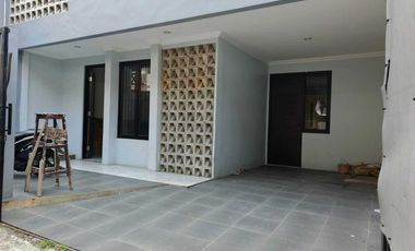 Disewakan Rumah 2 lantai di Kayu Putih