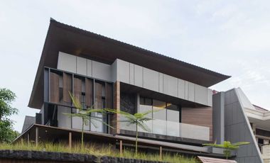 Tropical House with waterfall Manyar Kertoadi V, Surabaya Timur