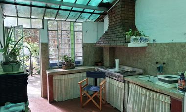 Casa con 4 dormitorios en  José Mármol - Amplio jardín