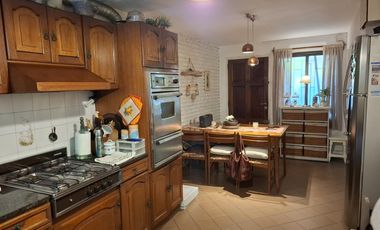 Casa con 4 dormitorios en  José Mármol - Amplio jardín