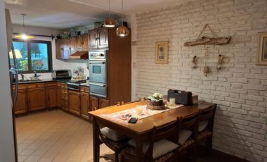 Casa con 4 dormitorios en  José Mármol - Amplio jardín