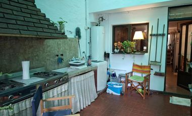 Casa con 4 dormitorios en  José Mármol - Amplio jardín