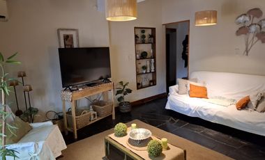 Casa con 4 dormitorios en  José Mármol - Amplio jardín