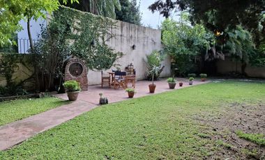 Casa con 4 dormitorios en  José Mármol - Amplio jardín