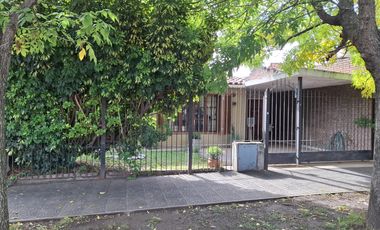 Casa con 4 dormitorios en  José Mármol - Amplio jardín