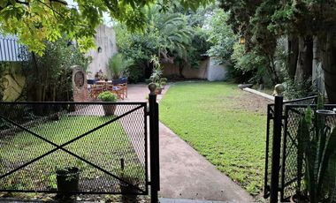 Casa con 4 dormitorios en  José Mármol - Amplio jardín