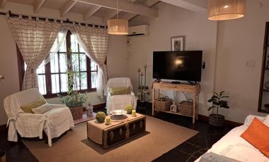 Casa con 4 dormitorios en  José Mármol - Amplio jardín