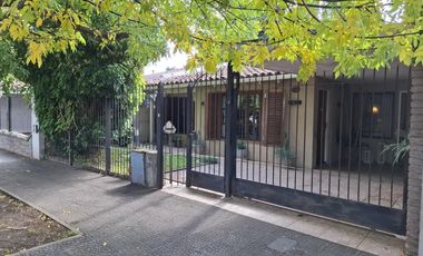 Casa con 4 dormitorios en  José Mármol - Amplio jardín