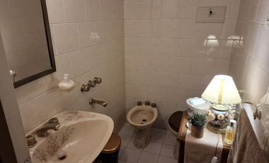 Casa con 4 dormitorios en  José Mármol - Amplio jardín