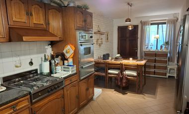 Casa con 4 dormitorios en  José Mármol - Amplio jardín