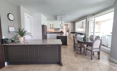 Venta Espectacular Casa con Piscina y amplias áreas verdes - En Puembo. SC