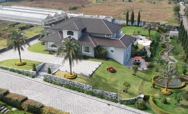 Venta Espectacular Casa con Piscina y amplias áreas verdes - En Puembo. SC