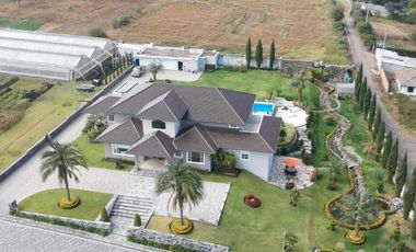 Venta Espectacular Casa con Piscina y amplias áreas verdes - En Puembo. SC