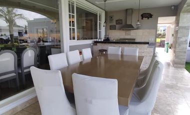 Venta Espectacular Casa con Piscina y amplias áreas verdes - En Puembo. SC