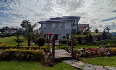 Venta Espectacular Casa con Piscina y amplias áreas verdes - En Puembo. SC