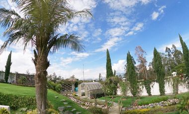 Venta Espectacular Casa con Piscina y amplias áreas verdes - En Puembo. SC