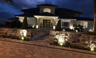 Venta Espectacular Casa con Piscina y amplias áreas verdes - En Puembo. SC