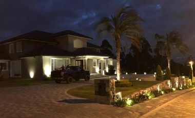 Venta Espectacular Casa con Piscina y amplias áreas verdes - En Puembo. SC