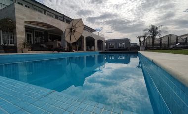 Venta Espectacular Casa con Piscina y amplias áreas verdes - En Puembo. SC