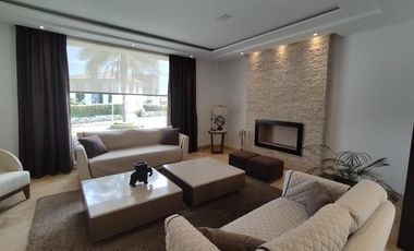 Venta Espectacular Casa con Piscina y amplias áreas verdes - En Puembo. SC