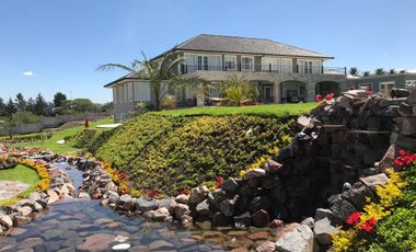 Venta Espectacular Casa con Piscina y amplias áreas verdes - En Puembo. SC